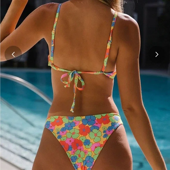 Medium floral bikini set unworn - Picture 4 of 7